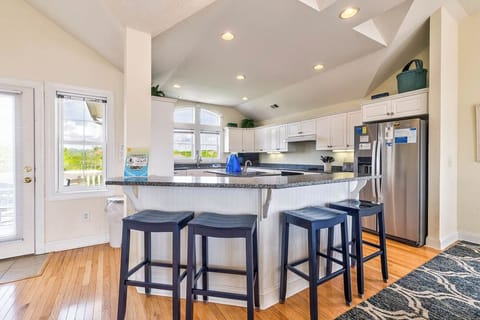 Top-Level Kitchen with Bar (seats 4) and Counter (seats 2)