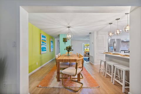 Recently upgraded with new dining chairs, new pictures coming.