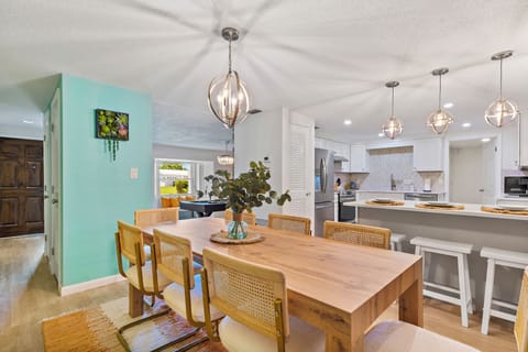 Recently upgraded with new dining chairs, new pictures coming.