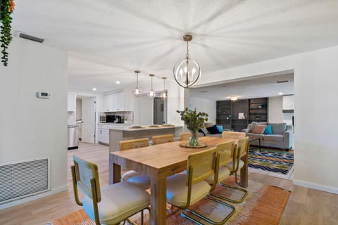 Recently upgraded with new dining chairs, new pictures coming.