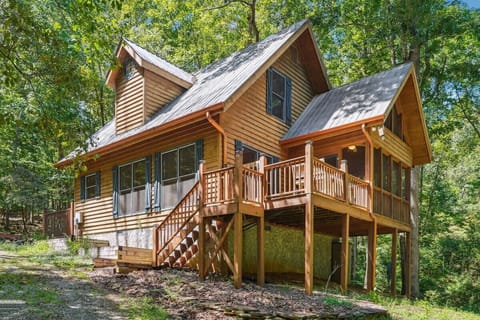 Plenty of Deck seating on at this cabin.