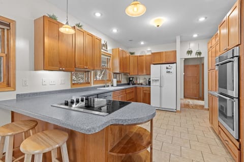Spacious Kitchen with double ovens, glass cooktop