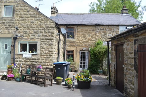 Three Bears Cottage - Perfect for exploring the Peak Park