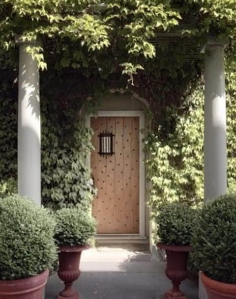 Wekcome to the Ivy House