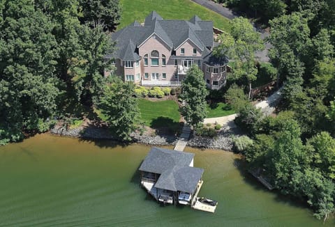Beautiful home in no wake zone.