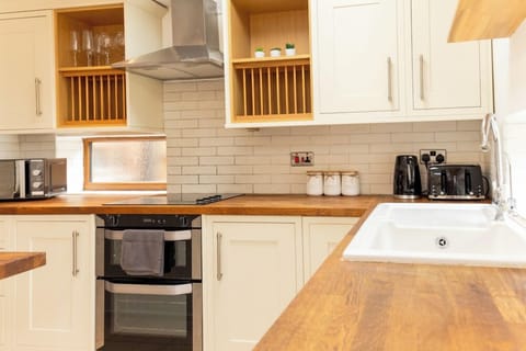 Open plan kitchen (2)