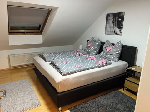 Schlafzimmer 1