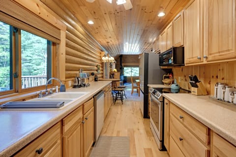 Kitchen | Equipped w/ Cooking Essentials