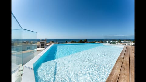 Rooftop pool with amazing view to the sea.
#pool #poolview #sea #algarve #portugal