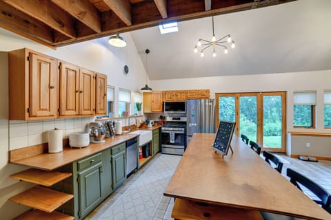 Kitchen | Equipped w/ Cooking Essentials