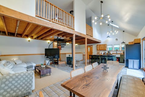 Dining Area | Dishware & Flatware Provided