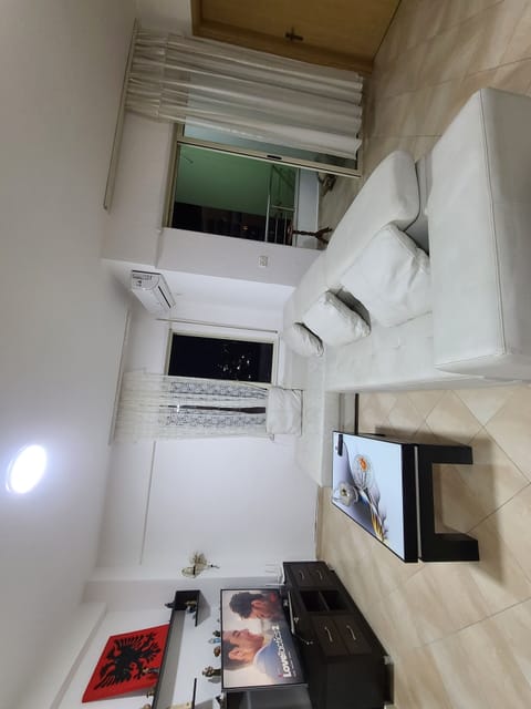 Open Space Living Room White Sofa , Full Kitchen & Air Conditioner & Balcony 