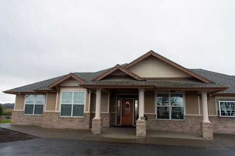 Cozy 12-Person Retreat w/Hot Tub, Near Portland House in Willamette Valley