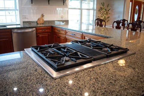 Cozy 12-Person Retreat w/Hot Tub, Near Portland House in Willamette Valley