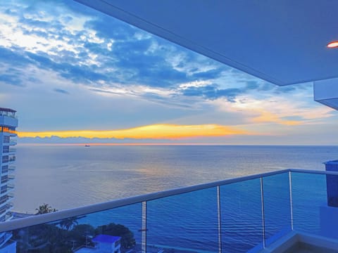 Balcón con vistas al atardecer - Apartamento