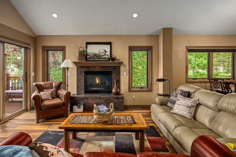 Large Cascades 4 Bedroom, 3 Bath Property with AC, New Hot Tub!