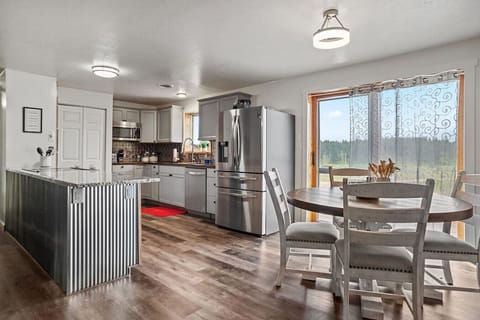 Beautifully updated home with spacious, fully furnished rooms and modern appliances!