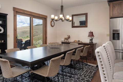 Seating for 10 at dining table with additional seating at the bar.