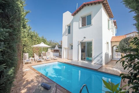 Villa Kessie, Modern 3BDR Villa, Close walking distance to beaches and amenities