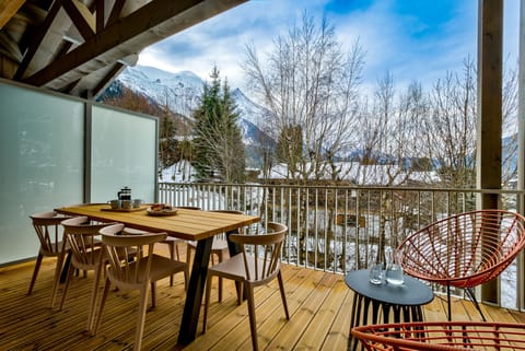 Outside dining furniture for meals al fresco