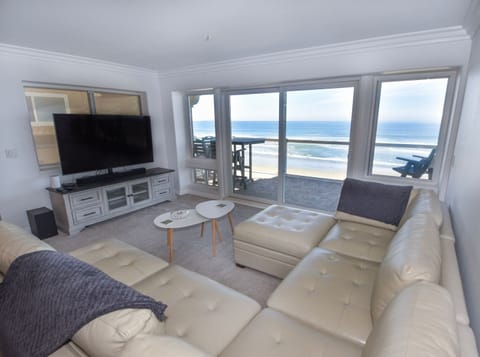 Open and spacious livingroom.