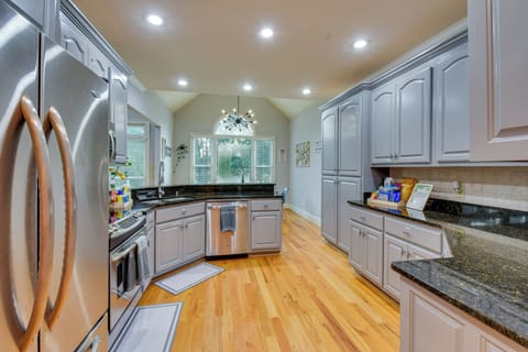Kitchen | Stove/Oven | Dishwasher | Breakfast Bar
