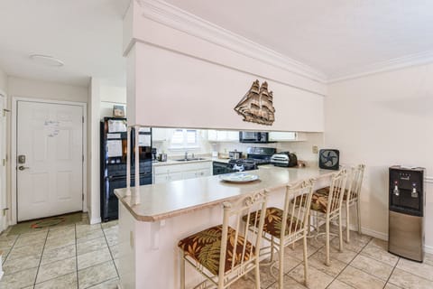 Kitchen | Breakfast Bar | Coffee Maker | Gas Stove/Oven