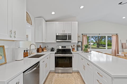 Meals are better when no one’s left out. This open kitchen makes every gathering feel effortless.