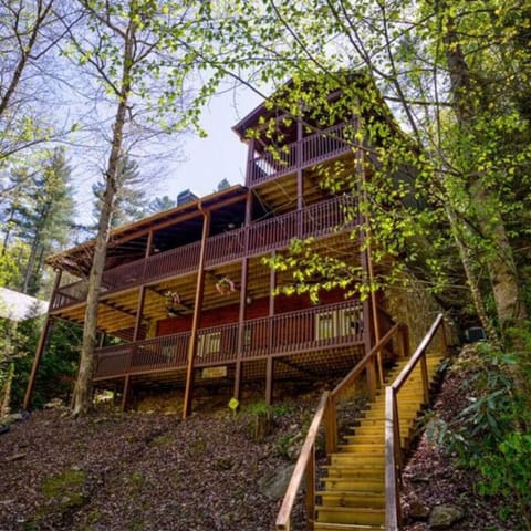 Welcome to The Pearl, a cozy mountain retreat by the river featuring three spacious levels and stunning views, perfect for relaxing, reconnecting, and making lasting memories.