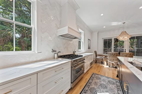 Zune gas range, quartz counters and custom cabinets