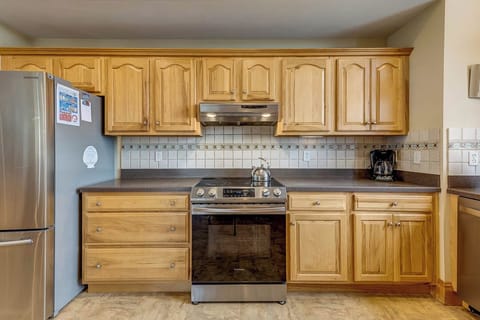 Top-Level Kitchen with Bar (seats 4)