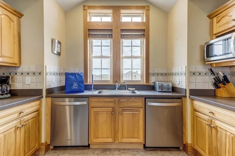 Top-Level Kitchen with Bar (seats 4)