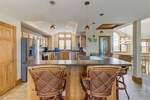 Top-Level Kitchen with Bar (seats 4)