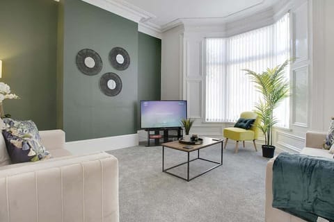 Spacious living room equipped with a SMART TV with Netflix, with ample seating and a stunning accent chair.
