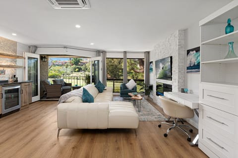 Fairway Haven Living Room - Cozy beverage nook