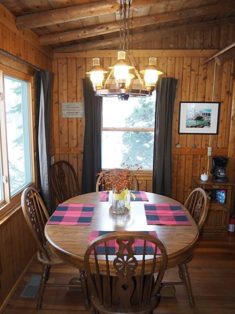 DINING AREA:  There's a nice dining table, chairs, and chandelier that comfortably seats 4 adults.
