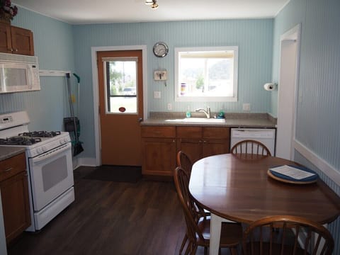 KITCHEN:  The apartment has a full kitchen with all appliances including a dishwasher.