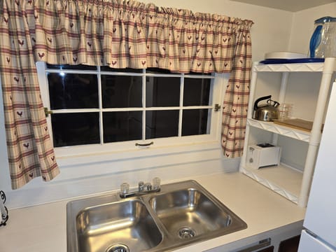 KITCHEN:  The cabin has a modern and very functional kitchen with a refrigerator, gas range, sink, countertop, coffee maker, and a good collection of cooking and dining utensils.