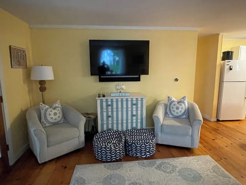 Comfortable new swivel chairs and Smart TV