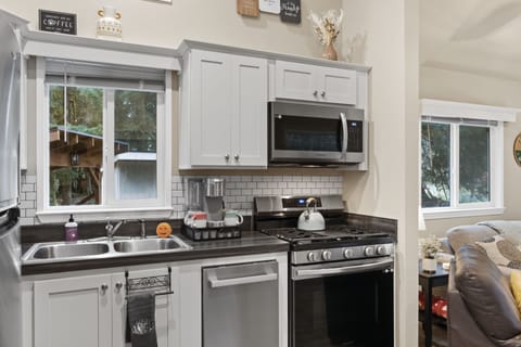 full kitchen ready and waiting.