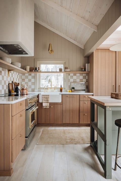 This roomy, smartly designed kitchen motivates the making of scrumptious meals.