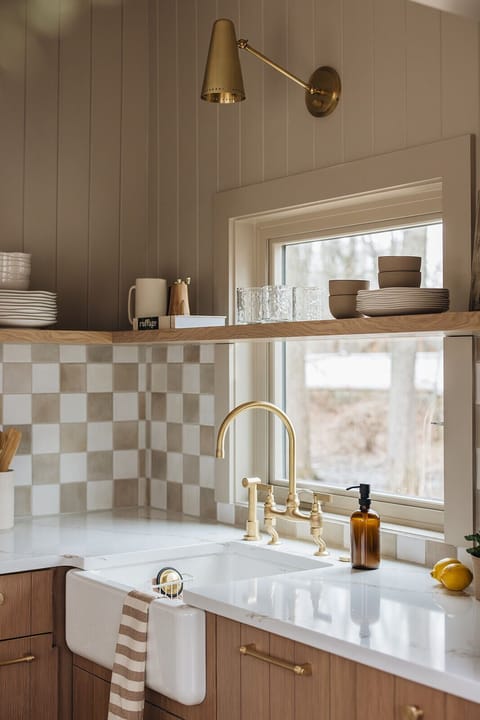 When a kitchen sink looks this sweet - and has a view - doing dishes ain't bad.