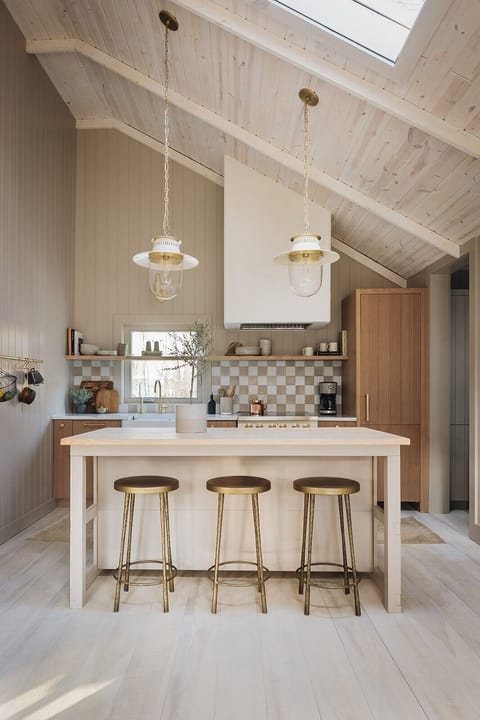 For those who appreciate a kitchen that draws you right into it, here ya' go!