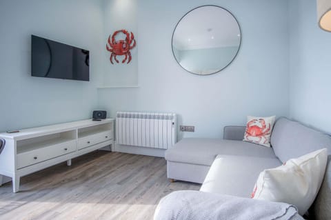 No. 6 Croft House - 1 Bedroom Apartment - Tenby (22715)