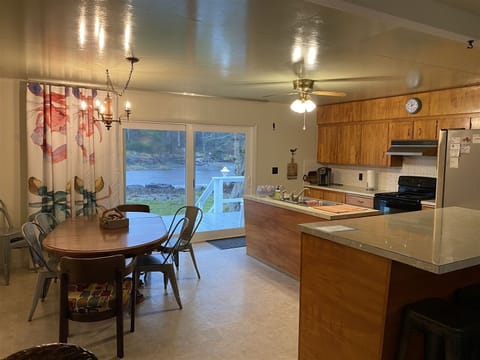 Dining for 6  to 8    The bar seats  4 as well