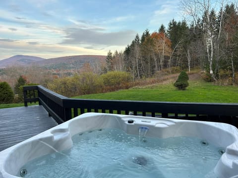 BRAND NEW PRIVATE OUTDOOR HOT TUB!