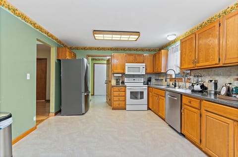 Kitchen equipped with dishwasher, refrigerator, microwave, stove, oven, etc.