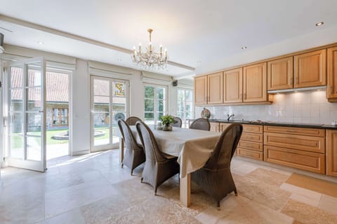 Spacious and bright kitchen with sitting area