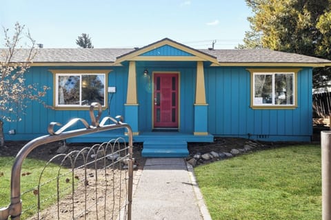 NW Hartford, quiet neighborhood, pet friendly, hot tub, sleeps 6, walk everywhere