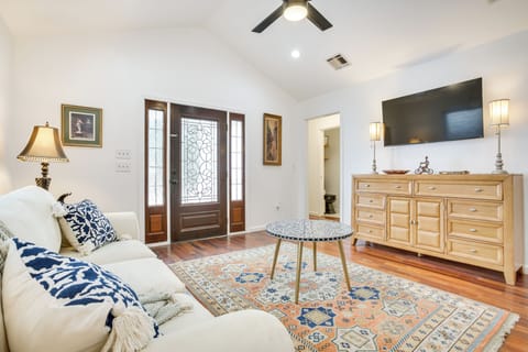 New Orleans Vacation Rental | 2BR | 1BA | 591 Sq Ft | Outdoor Staircase to Enter